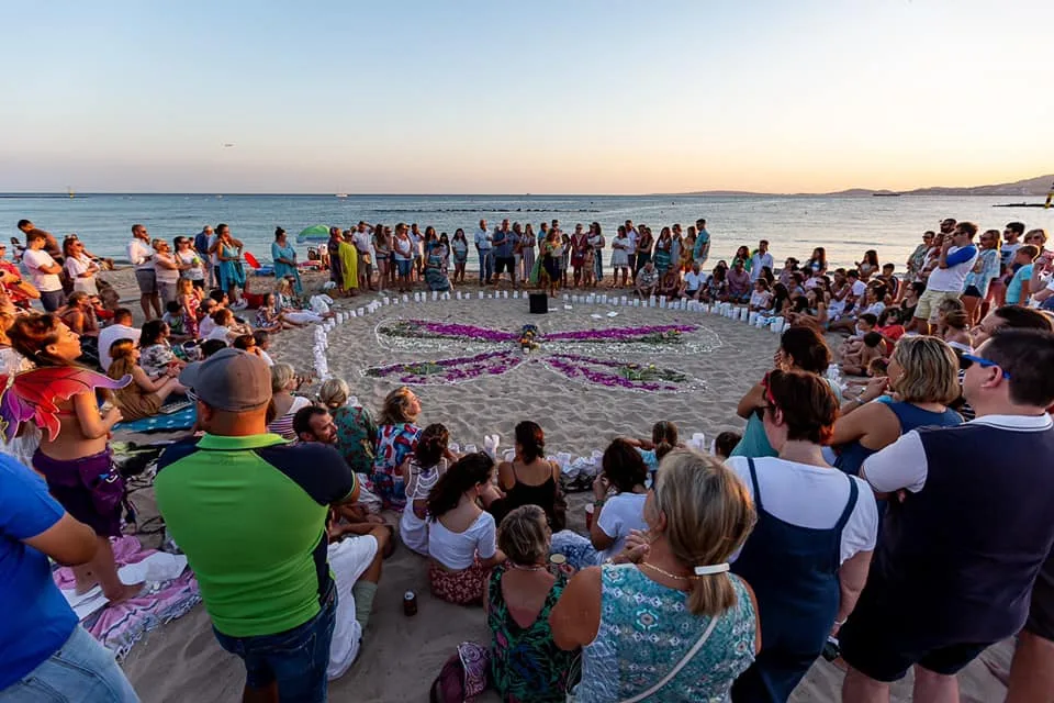 ceremonia para celebrar la vida Ceremonia de celebración de la vida en la playa de Mallorca